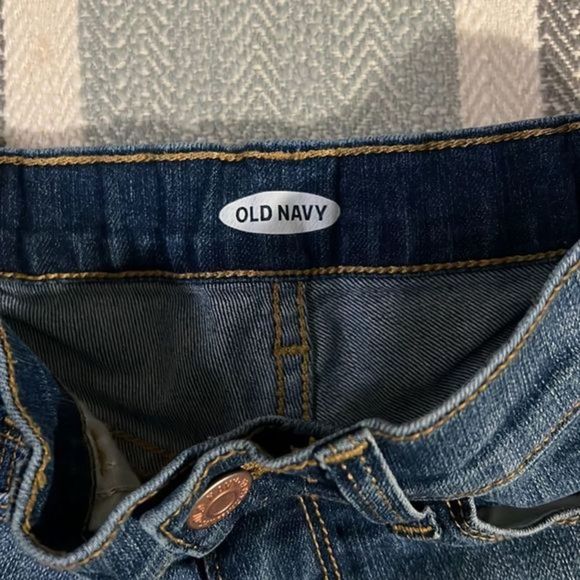 Girls size 8, Old Navy Shorts, barely worn - Picture 2 of 4